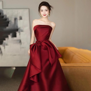 Esküvői ruha váll nélküli, A‑vonalú, hosszú, magas derékkal, karcsú szabás