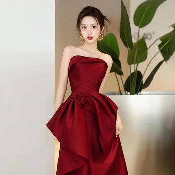 Esküvői ruha váll nélküli, A‑vonalú, hosszú, magas derékkal, karcsú szabás