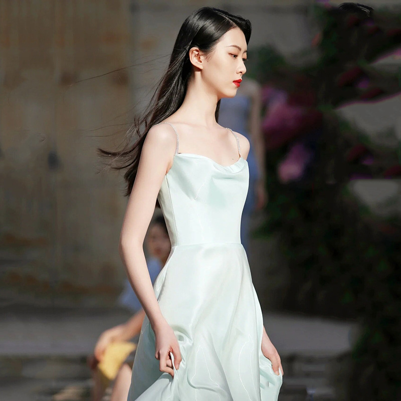 Rochie inspirată de Hepburn, fără mâneci, talie înaltă, lungă, din amestec acetat-poliester