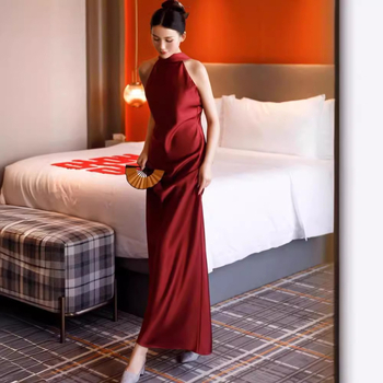 Сатенова вечерна рокля с халтерно деколте, висока талия, къс ръкав, дълга кройка за сватба