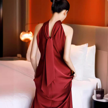 Сатенова вечерна рокля с халтерно деколте, висока талия, къс ръкав, дълга кройка за сватба