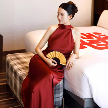 Сатенова вечерна рокля с халтерно деколте, висока талия, къс ръкав, дълга кройка за сватба