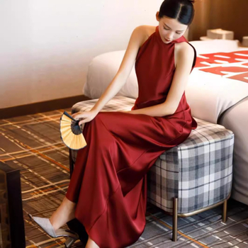 Сатенова вечерна рокля с халтерно деколте, висока талия, къс ръкав, дълга кройка за сватба