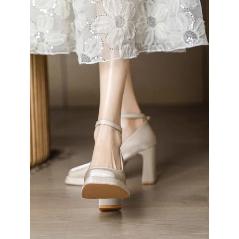 Ženske vjenčane Mary Jane cipele s platformom i debelim petom, kvadratni vrh, gornji dio od svile i satena, kopčasti remenčić, gumeni potplat