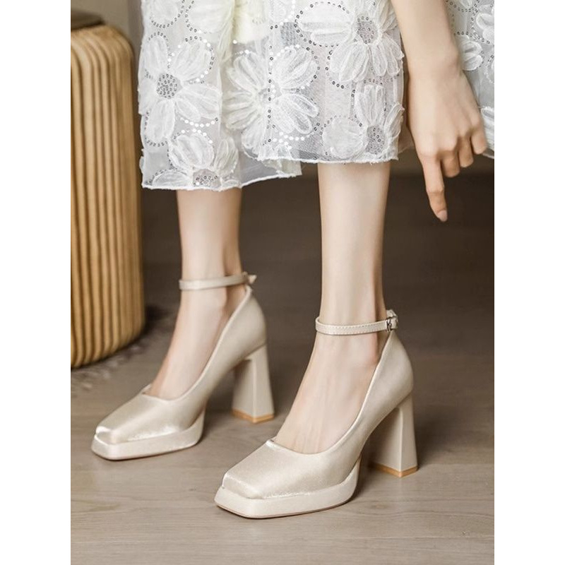 Ženske vjenčane Mary Jane cipele s platformom i debelim petom, kvadratni vrh, gornji dio od svile i satena, kopčasti remenčić, gumeni potplat