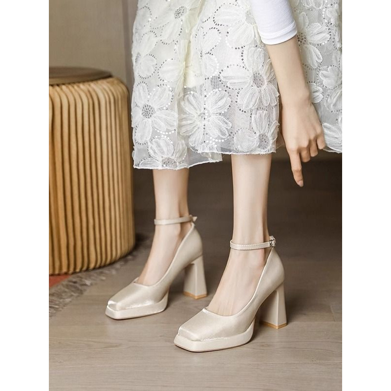 Ženske vjenčane Mary Jane cipele s platformom i debelim petom, kvadratni vrh, gornji dio od svile i satena, kopčasti remenčić, gumeni potplat