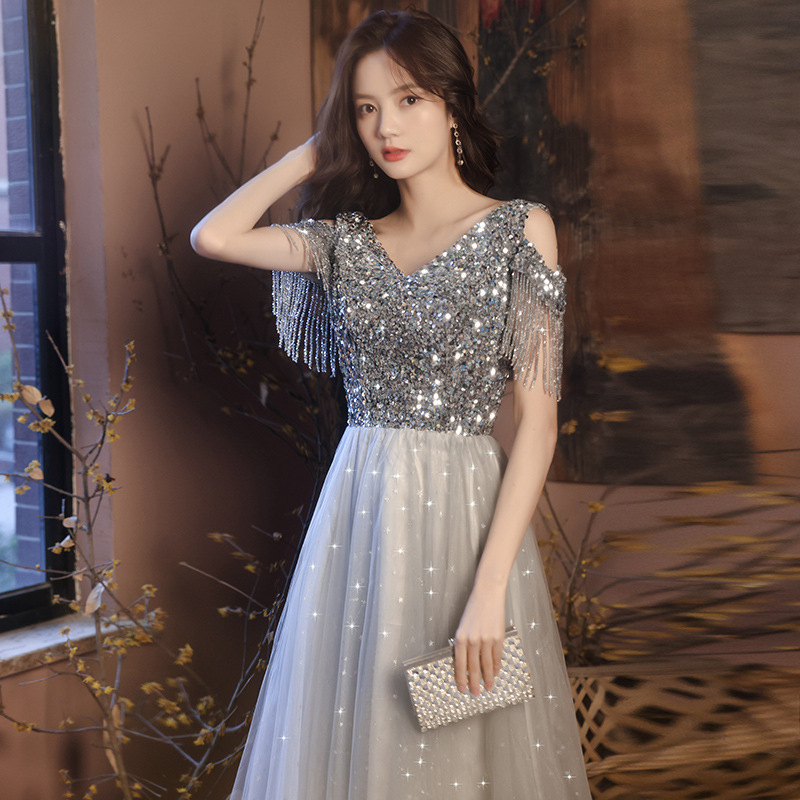 Rochie de seară în linie A, decolteu adânc în V, mâneci trei sferturi, fustă midi, material poliester