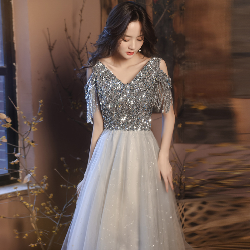 Rochie de seară în linie A, decolteu adânc în V, mâneci trei sferturi, fustă midi, material poliester