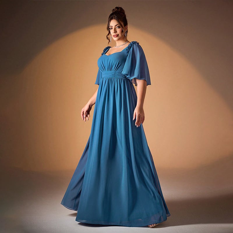 Rochie de seară din poliester, decolteu pătrat, mâneci lungi și fustă lungă.