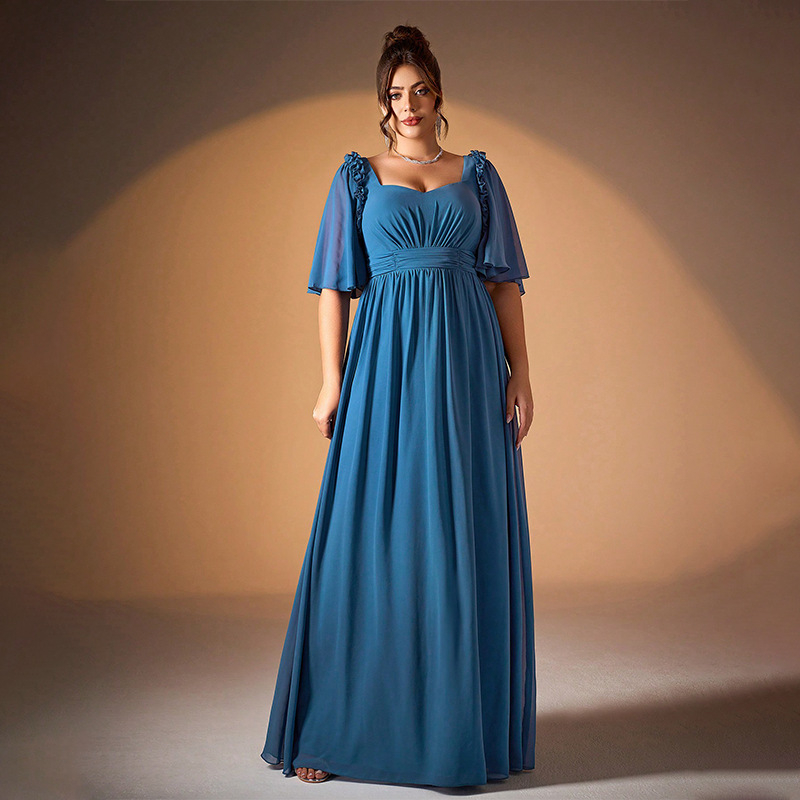 Rochie de seară din poliester, decolteu pătrat, mâneci lungi și fustă lungă.