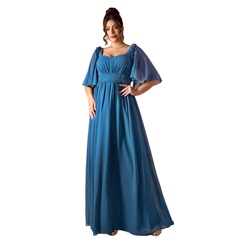 Rochie de seară din poliester, decolteu pătrat, mâneci lungi și fustă lungă.