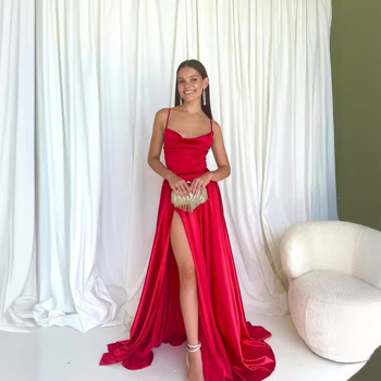 Rochie de seară cu bretele spaghetti, lungă, croială slim, cu despicătură laterală și design decolat fără umeri, talie medie.