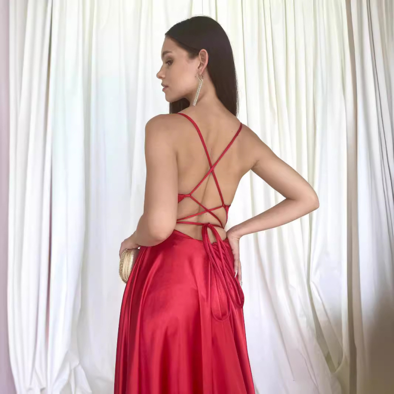 Rochie de seară cu bretele spaghetti, lungă, croială slim, cu despicătură laterală și design decolat fără umeri, talie medie.
