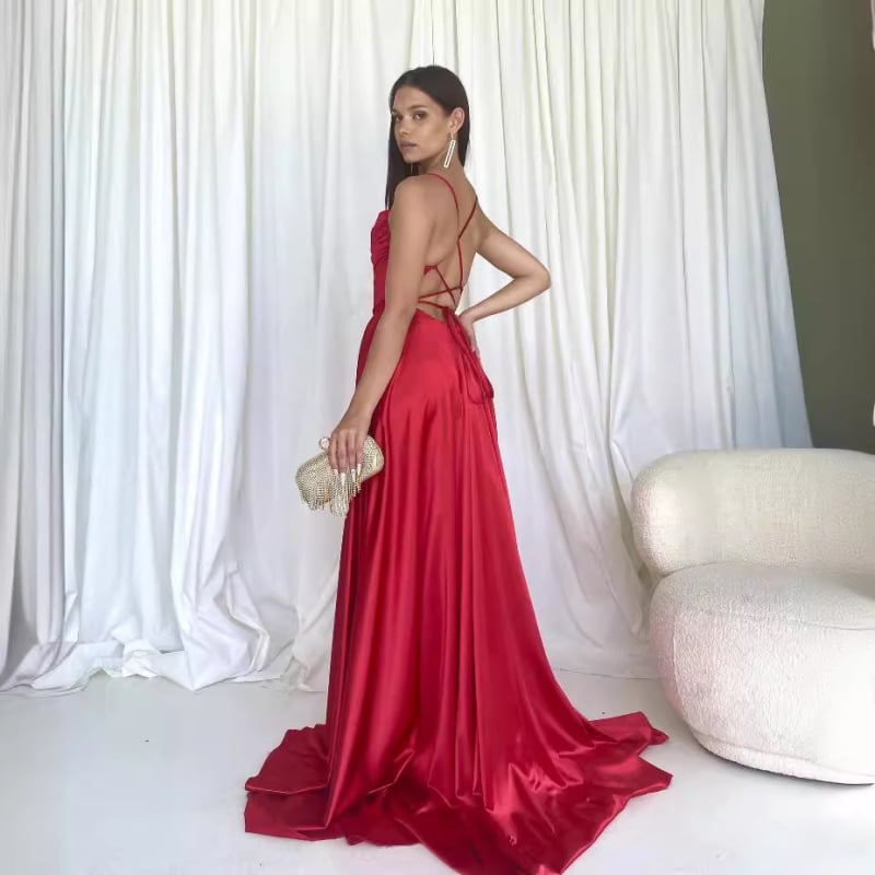 Rochie de seară cu bretele spaghetti, lungă, croială slim, cu despicătură laterală și design decolat fără umeri, talie medie.