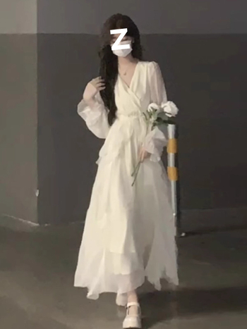 A-vonalú ruha, V-nyakú kivágás, hosszú hercegnői ujjak, középméretű hossz, laza derék