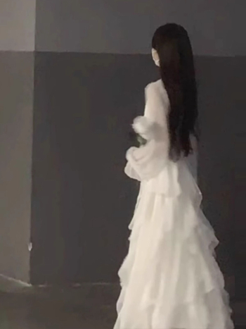 A-vonalú ruha, V-nyakú kivágás, hosszú hercegnői ujjak, középméretű hossz, laza derék