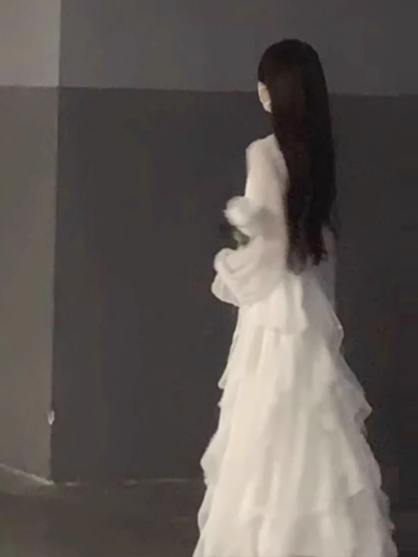 A-vonalú ruha, V-nyakú kivágás, hosszú hercegnői ujjak, középméretű hossz, laza derék