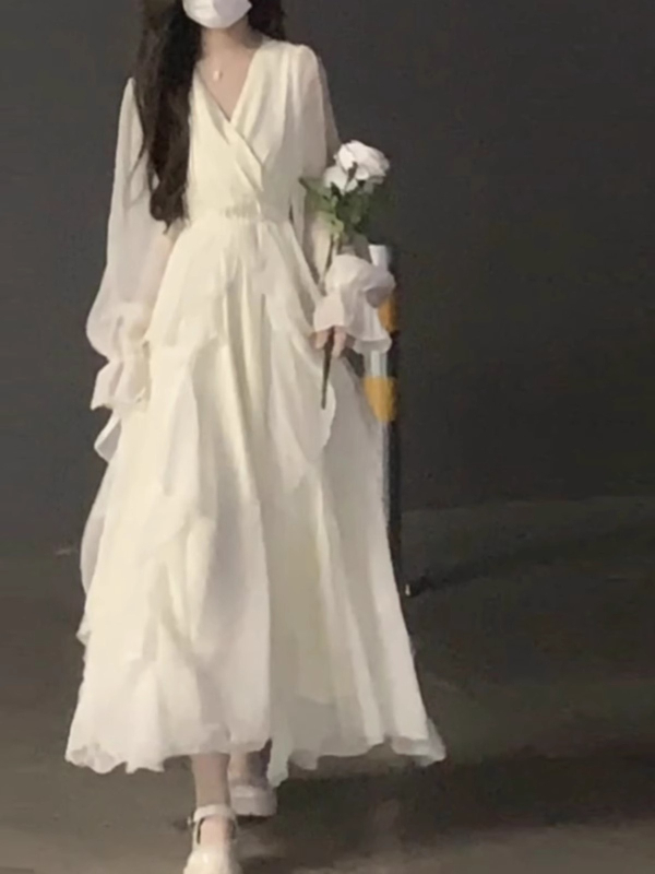 A-vonalú ruha, V-nyakú kivágás, hosszú hercegnői ujjak, középméretű hossz, laza derék