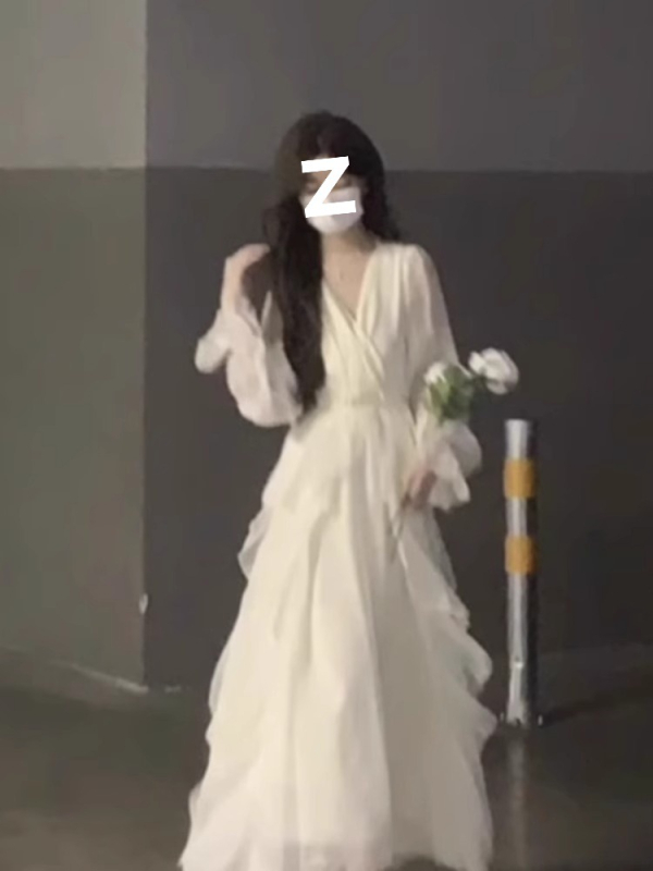 A-vonalú ruha, V-nyakú kivágás, hosszú hercegnői ujjak, középméretű hossz, laza derék