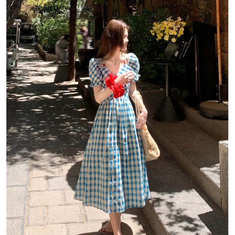 A-vonalú ruha V-nyakkal, puffos rövid ujjakkal, kockás mintázat, középhosszú