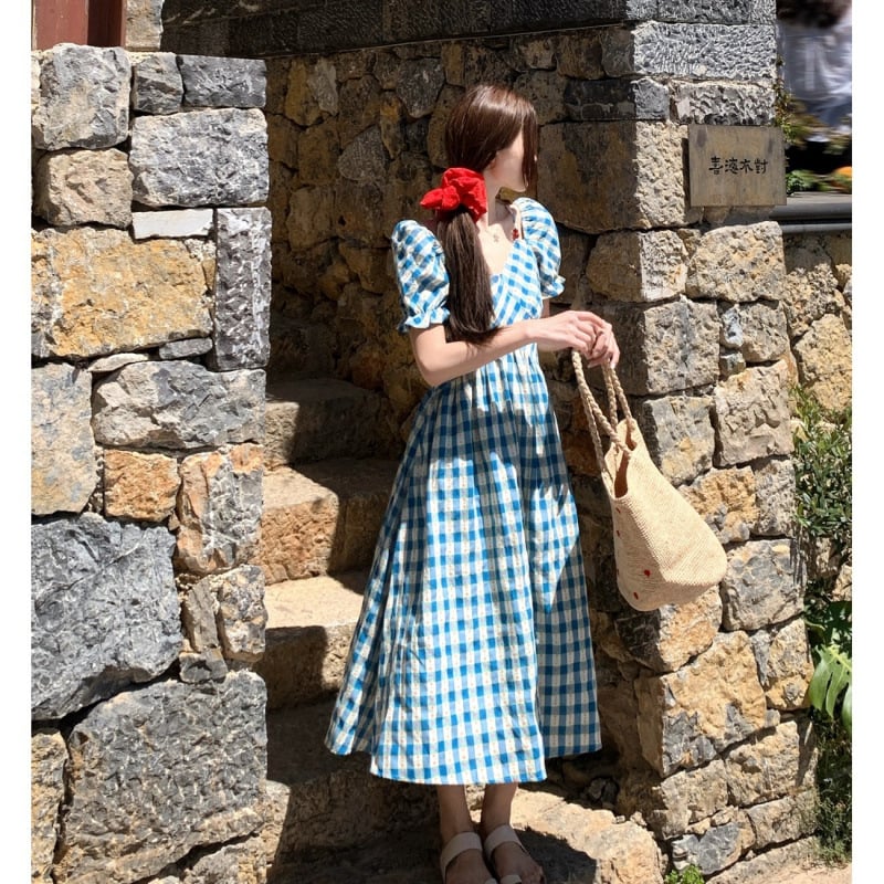 A-vonalú ruha V-nyakkal, puffos rövid ujjakkal, kockás mintázat, középhosszú