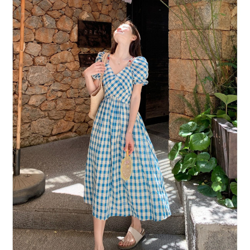 A-vonalú ruha V-nyakkal, puffos rövid ujjakkal, kockás mintázat, középhosszú