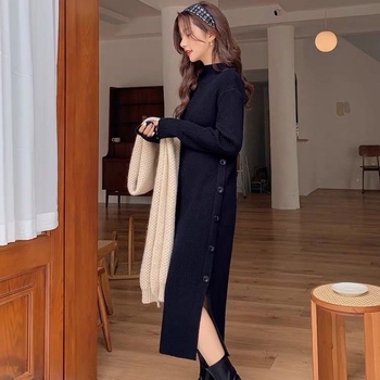 Kötött egyrészes ruha, magas gallér, hosszú ujjú, hosszú A-vonalú szoknya, utcai stílus.