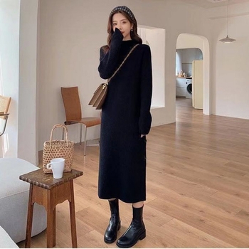 Kötött egyrészes ruha, magas gallér, hosszú ujjú, hosszú A-vonalú szoknya, utcai stílus.