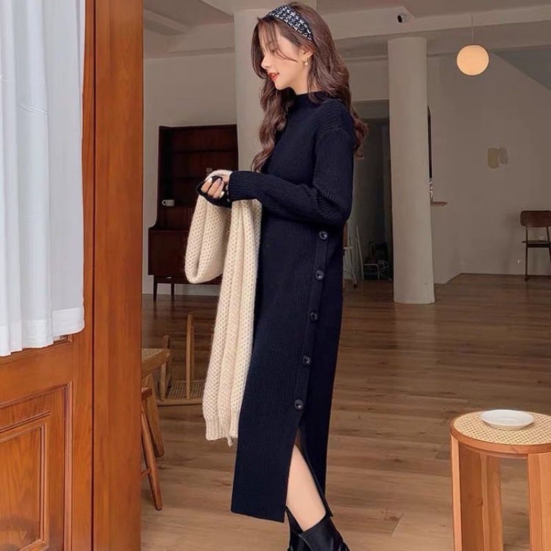 Kötött egyrészes ruha, magas gallér, hosszú ujjú, hosszú A-vonalú szoknya, utcai stílus.