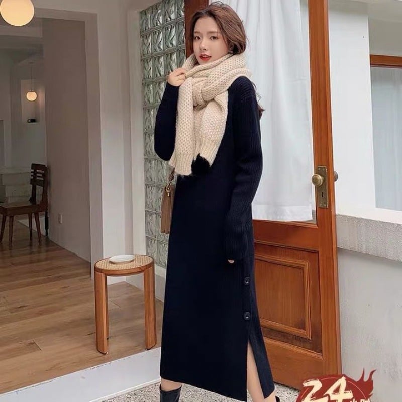 Kötött egyrészes ruha, magas gallér, hosszú ujjú, hosszú A-vonalú szoknya, utcai stílus.