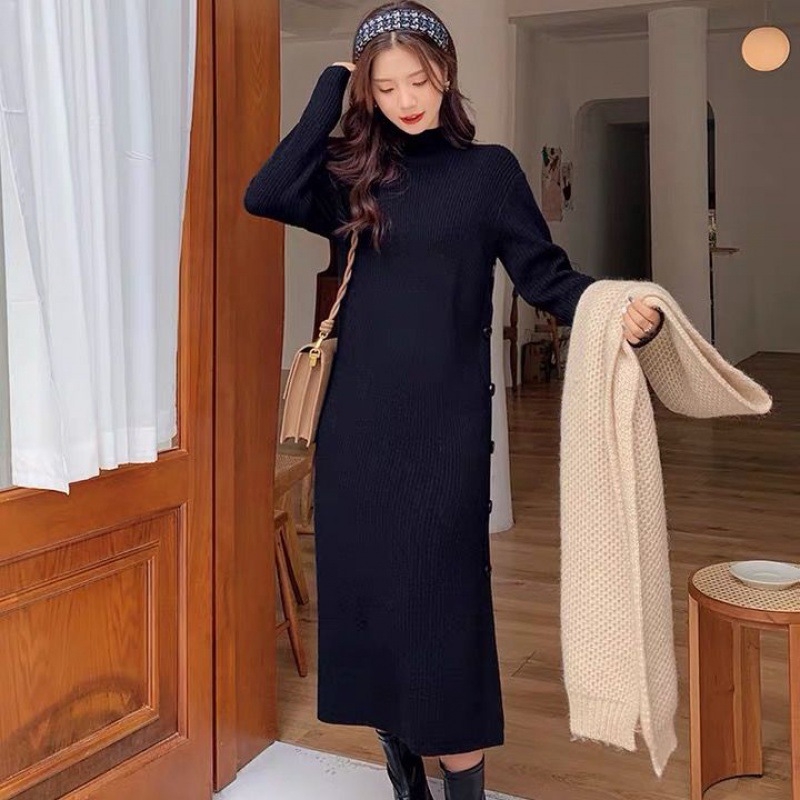 Kötött egyrészes ruha, magas gallér, hosszú ujjú, hosszú A-vonalú szoknya, utcai stílus.