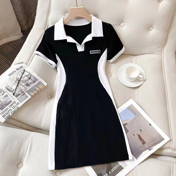 Rochie din poliester cu guler polo, talie înaltă, croială A-line, mâneci scurte.