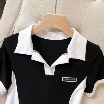 Rochie din poliester cu guler polo, talie înaltă, croială A-line, mâneci scurte.