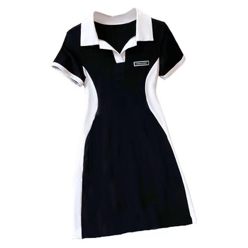 Rochie din poliester cu guler polo, talie înaltă, croială A-line, mâneci scurte.