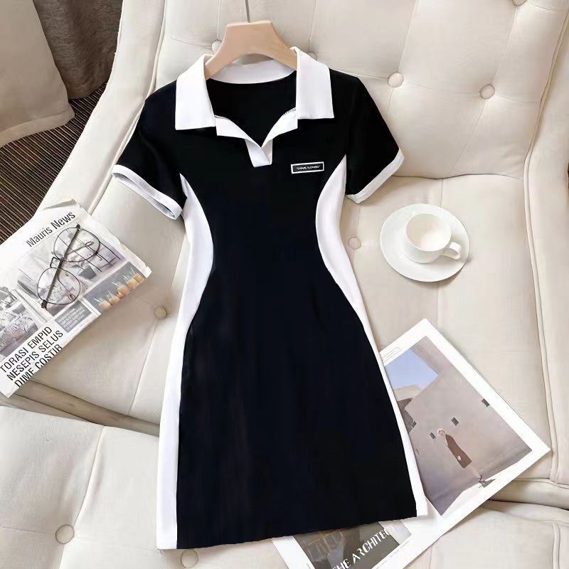 Rochie din poliester cu guler polo, talie înaltă, croială A-line, mâneci scurte.