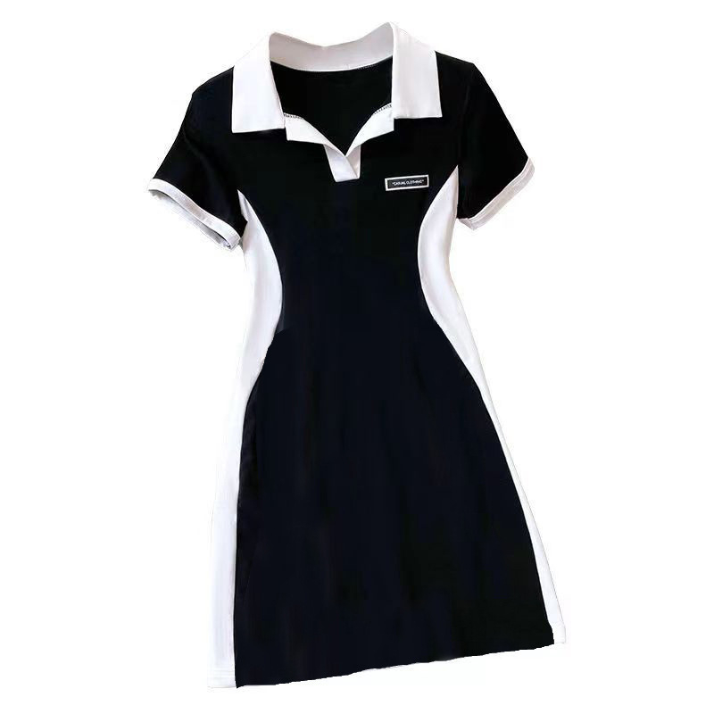 Rochie din poliester cu guler polo, talie înaltă, croială A-line, mâneci scurte.