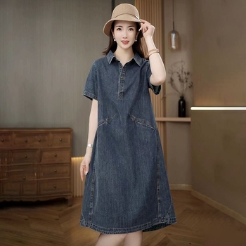 Denim haljina A‑linije, polo ovratnik, kratki rukavi, visoki struk, midi duljina — ljeto 2025