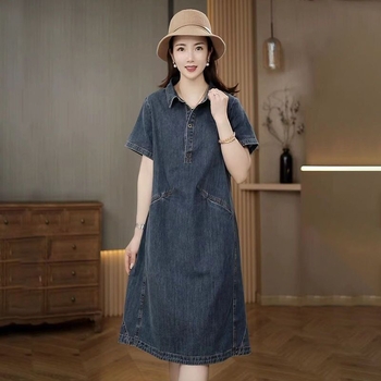 Denim haljina A‑linije, polo ovratnik, kratki rukavi, visoki struk, midi duljina — ljeto 2025