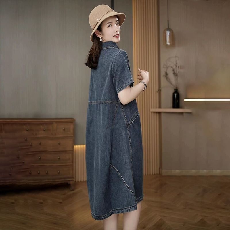 Denim haljina A‑linije, polo ovratnik, kratki rukavi, visoki struk, midi duljina — ljeto 2025