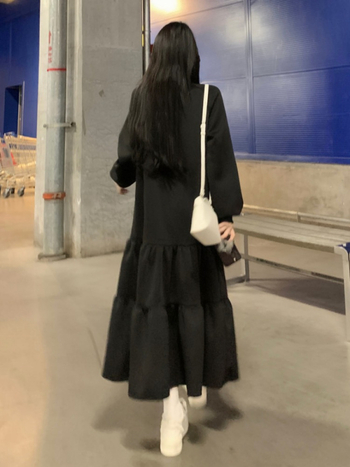 A-vonalú hosszú ruha, kerek nyak, hosszú ujjú, poliészter anyag, laza derék, őszi 2025