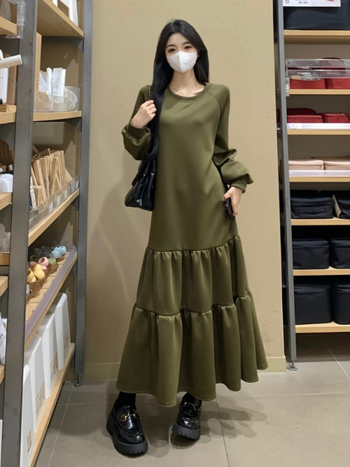 A-vonalú hosszú ruha, kerek nyak, hosszú ujjú, poliészter anyag, laza derék, őszi 2025