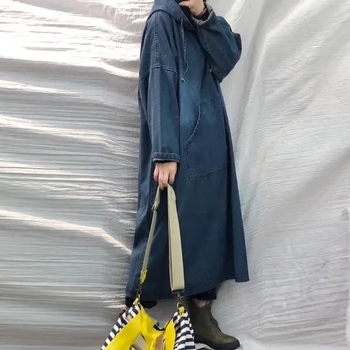 Denim kapucnis ruha, hosszú ujjú, A-vonalú sziluett, homokos mosott felület