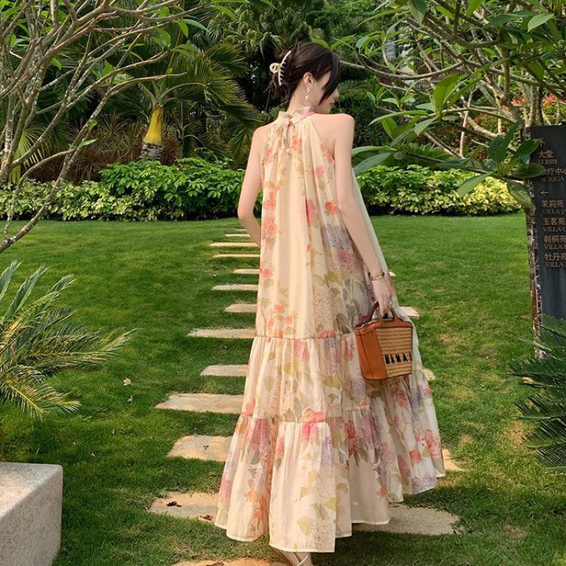 Rochie lungă florală pentru mărime plus, fără mâneci, guler halter, poliester, imprimeu cu plisuri