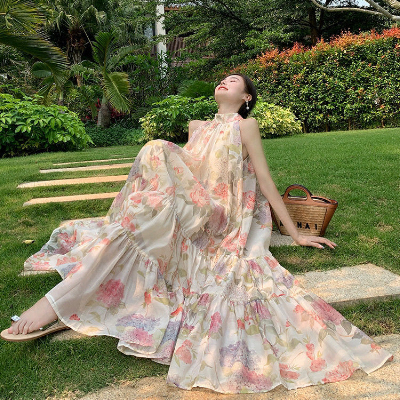 Rochie lungă florală pentru mărime plus, fără mâneci, guler halter, poliester, imprimeu cu plisuri