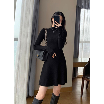 rochie tricotată tip pulover, guler semi-înalt, mâneci lungi, croială A-line, poliester, iarnă 2024