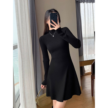 rochie tricotată tip pulover, guler semi-înalt, mâneci lungi, croială A-line, poliester, iarnă 2024