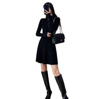 rochie tricotată tip pulover, guler semi-înalt, mâneci lungi, croială A-line, poliester, iarnă 2024