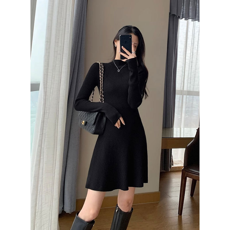 rochie tricotată tip pulover, guler semi-înalt, mâneci lungi, croială A-line, poliester, iarnă 2024