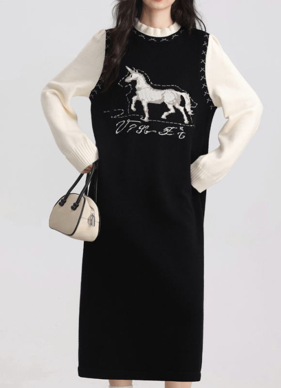 Kötött jacquard ruha, A-vonalú sziluett, midi hossz, kerek nyak, hosszú ujjú, anyag: poliészter–viszkóz keverék