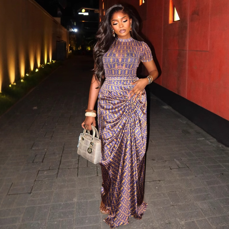 Poliészterből készült, nyomott mintás hosszú ujjú ruha, A-vonalú, kerek nyakkal